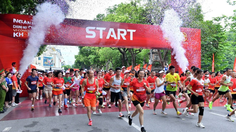 Giải chạy phong trào "Ngàn bước chạy - Chung một quyết tâm - Vì cộng đồng không ma túy", hưởng ứng Tháng hành động phòng, chống ma túy do Bộ Công an phối hợp Ủy ban nhân dân thành phố Hà Nội tổ chức năm 2024.
