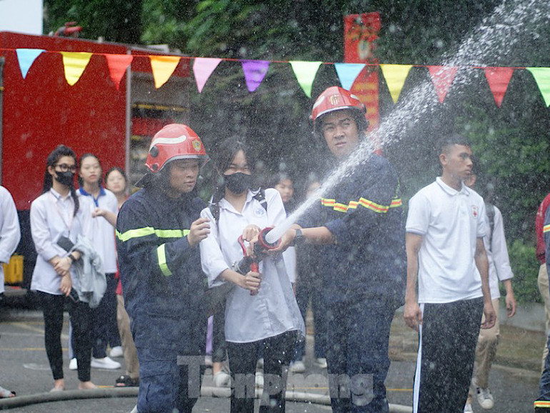 Các em học sinh háo hức trải nghiệm các kỹ năng phòng cháy, chữa cháy và cứu nạn, cứu hộ. Các em học sinh háo hức trải nghiệm các kỹ năng phòng cháy, chữa cháy và cứu nạn, cứu hộ.