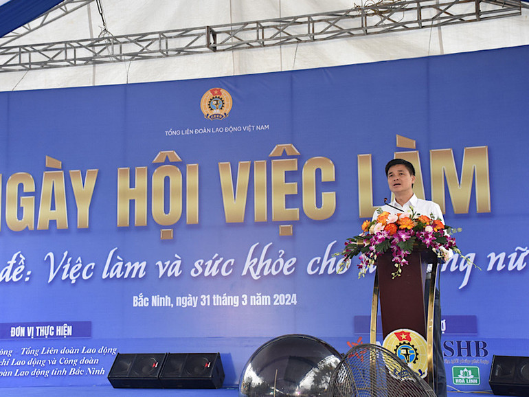 Phó Chủ tịch Tổng Liên đoàn Lao động Việt Nam Ngọ Duy Hiểu phát biểu tại Ngày hội việc làm.