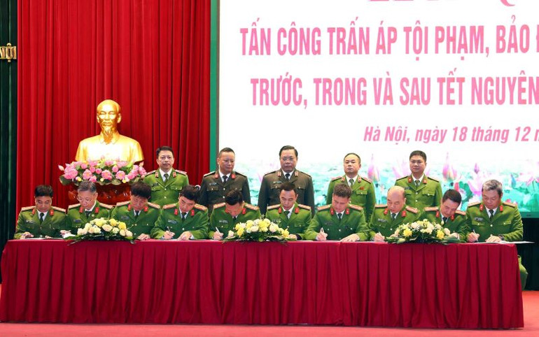 Trưởng công an các quận, huyện, thị xã ký cam kết thực hiện cao điểm.