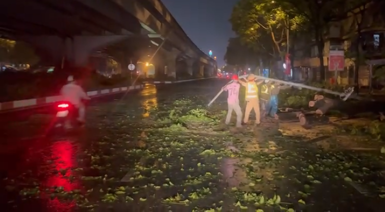 Đội Cảnh sát giao thông số 7 phối hợp các đơn vị chức năng thu dọn hiện trường.