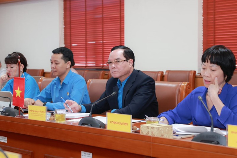 Chủ tịch Tổng Liên đoàn Lao động Việt Nam Nguyễn Đình Khang tại hội đàm. Chủ tịch Tổng Liên đoàn Lao động Việt Nam Nguyễn Đình Khang tại hội đàm.