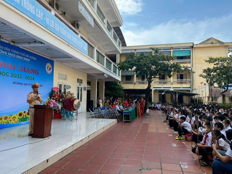 Tuyên truyền về bảo đảm an toàn giao thông cho học sinh Trường Trung học cơ sở Bình Minh (tỉnh Hải Dương) sau lễ khai giảng. Tuyên truyền về bảo đảm an toàn giao thông cho học sinh Trường Trung học cơ sở Bình Minh (tỉnh Hải Dương) sau lễ khai giảng.