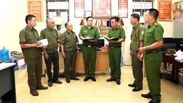 Lực lượng Công an xã chính quy trao đổi tình hình an ninh, trật tự với lực lượng tham gia bảo vệ an ninh, trật tự ở cơ sở.