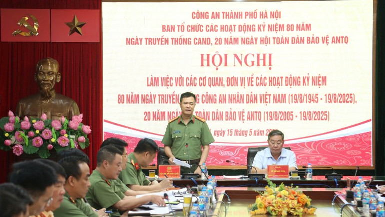 Đại tá Nguyễn Ngọc Quyền, Phó Giám đốc Công an thành phố Hà Nội phát biểu tại hội nghị. Đại tá Nguyễn Ngọc Quyền, Phó Giám đốc Công an thành phố Hà Nội phát biểu tại hội nghị.