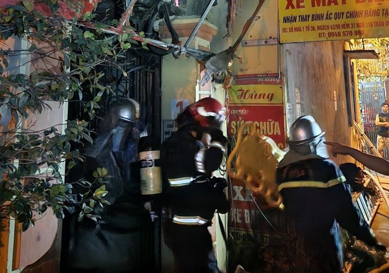 Các lực lượng cứu hộ đã cứu được 7 người mắc kẹt trong nhà.