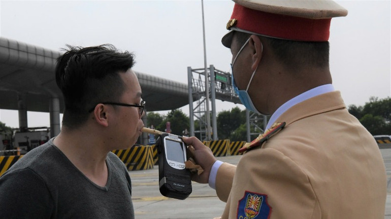 Lực lượng vũ trang, công chức, viên chức vi phạm nồng độ cồn lực lượng chức năng sẽ xác minh, gửi thông báo về nơi công tác.