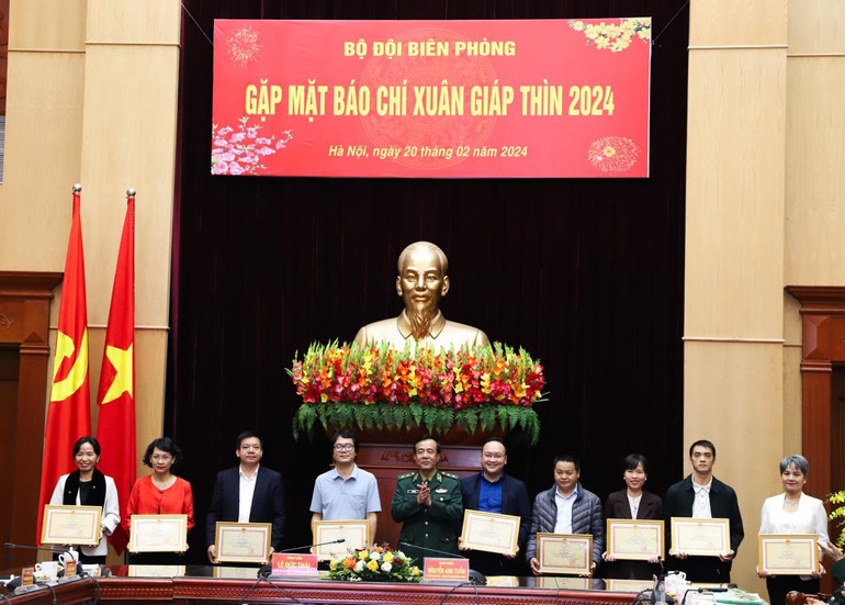 Trung tướng Lê Đức Thái trao Bằng khen của Bộ Tư lệnh Bộ đội Biên phòng tặng các cá nhân vì đã có thành tích xuất sắc trong công tác tuyên truyền năm 2023.
