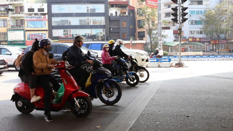 Hình ảnh “thẳng như kẻ chỉ” trước đèn đỏ xuất hiện ngày càng nhiều. Hình ảnh “thẳng như kẻ chỉ” trước đèn đỏ xuất hiện ngày càng nhiều.