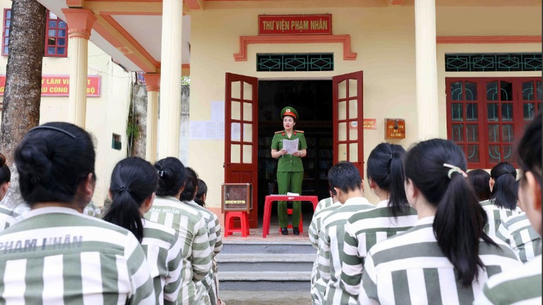 Các tổ, đội phạm nhân bình xét, bỏ phiếu giới thiệu phạm nhân đủ điều kiện để hội đồng trại thẩm định.