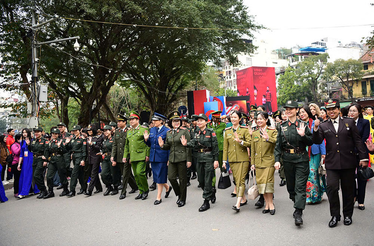 Lễ hội có sự tham gia diễu hành của các nữ cảnh sát của 14 nước tham dự.