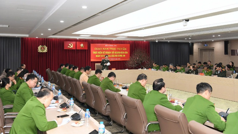 Các đại biểu ở đầu cầu Bộ Công an.