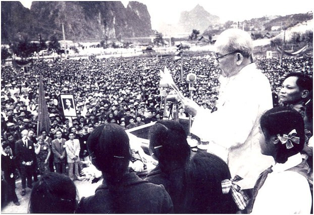 Bác Hồ về thăm Quảng Ninh ngày 4/10/1957. Nhân dân thị xã Hồng Gai (nay là thành phố Hạ Long) mít-tinh mừng đón Bác. (Ảnh tư liệu) Bác Hồ về thăm Quảng Ninh ngày 4/10/1957. Nhân dân thị xã Hồng Gai (nay là thành phố Hạ Long) mít-tinh mừng đón Bác. (Ảnh tư liệu)