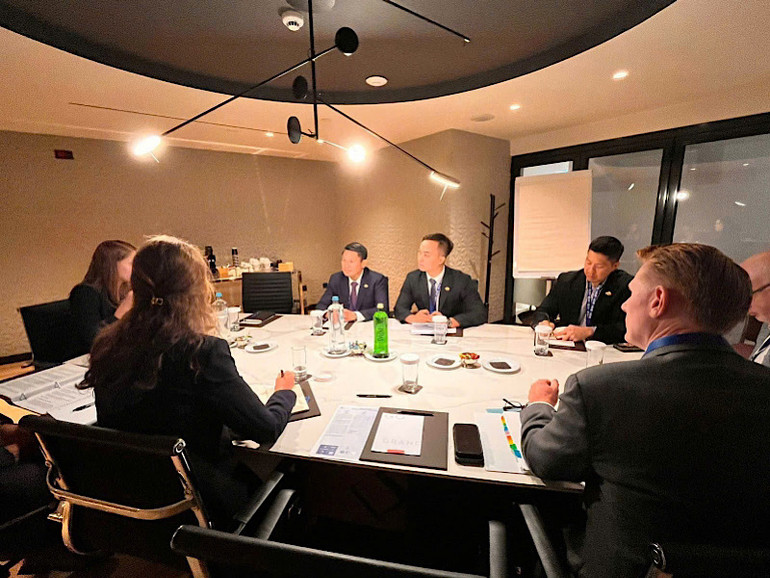 Trung tướng Nguyễn Văn Viện và đoàn công tác trong buổi làm việc với bà Anne Milgram, Giám đốc DEA.