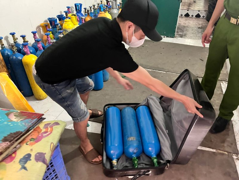 Thủ đoạn "ngụy trang" các bình chứa khí N2O đi tiêu thụ trái phép. Thủ đoạn "ngụy trang" các bình chứa khí N2O đi tiêu thụ trái phép.
