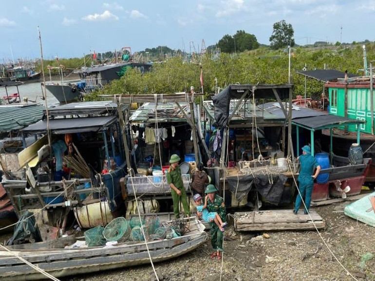 Cán bộ Đồn Biên phòng Trà Cổ (Bộ đội Biên phòng tỉnh Quảng Ninh phối hợp lực lượng Công an hỗ trợ người dân di chuyển đến nơi an toàn.