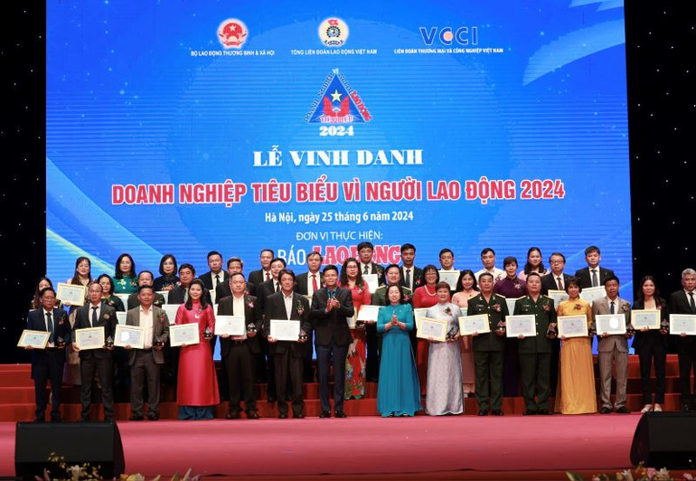 Đồng chí Thái Thu Xương, Phó Chủ tịch Thường trực Tổng Liên đoàn Lao động Việt Nam và đồng chí Nguyễn Ngọc Hiển, Tổng Biên tập Báo Lao Động, tôn vinh 37 Doanh nghiệp được xếp hạng “Doanh nghiệp tiêu biểu vì người lao động 2024”.