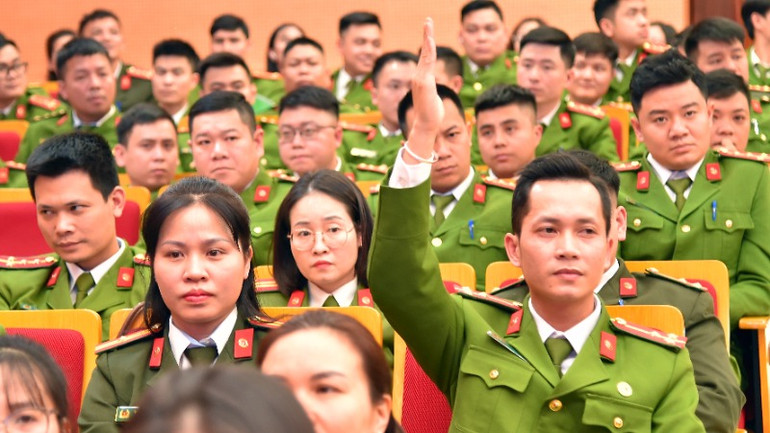 Đại biểu đoàn viên Công an nhân dân nêu ý kiến tại toạ đàm.