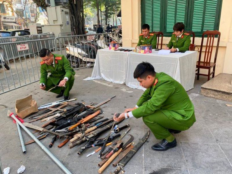 Công an thành phố Hà Nội thu giữ vũ khí tự chế, thô sơ.
