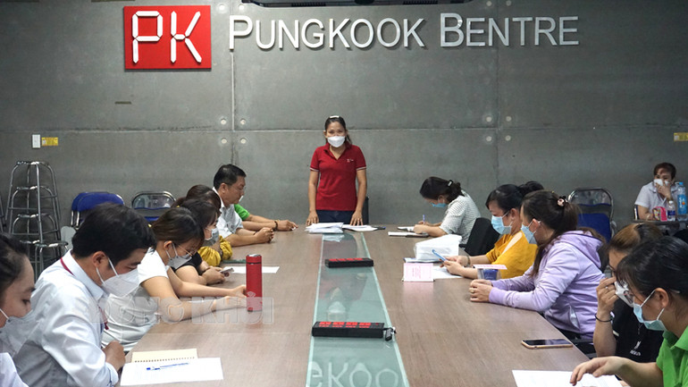 Bí thư Chi bộ Công ty TNHH MTV Pungkook Bến Tre Huỳnh Thị Thúy An chủ trì sinh hoạt định kỳ tại chi bộ.