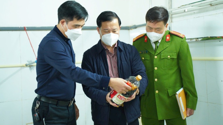 Lực lượng liên ngành kiểm tra các cơ sở kinh doanh thực phẩm trên địa bàn thành phố. (Ảnh: Báo Hà Nội Mới) Lực lượng liên ngành kiểm tra các cơ sở kinh doanh thực phẩm trên địa bàn thành phố. (Ảnh: Báo Hà Nội Mới)