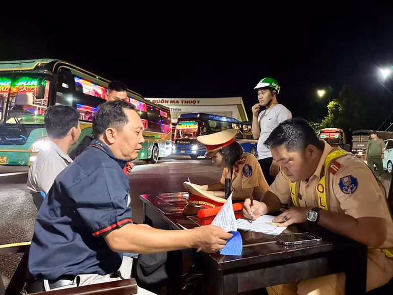 Cảnh sát giao thông sẽ kiên quyết xử lý nghiêm các trường hợp không chấp hành việc kiểm tra, kiểm soát.