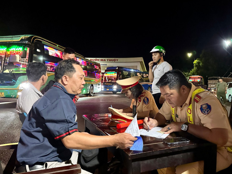 Cảnh sát giao thông sẽ kiên quyết xử lý nghiêm các trường hợp không chấp hành việc kiểm tra, kiểm soát. Cảnh sát giao thông sẽ kiên quyết xử lý nghiêm các trường hợp không chấp hành việc kiểm tra, kiểm soát.