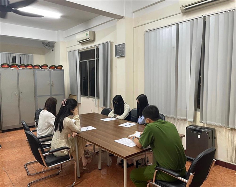 Các đối tượng trong đường dây tại cơ quan điều tra.