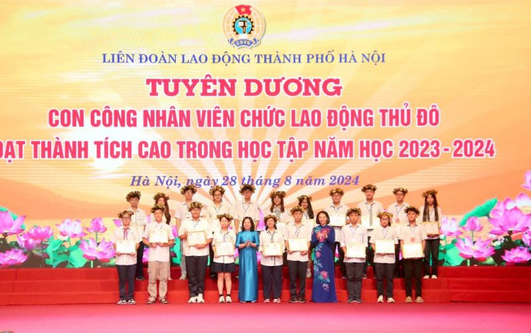 Trao khen thưởng cho các con đạt giải trong kỳ thi Quốc tế và đạt giải trong kỳ thi chọn học sinh giỏi Quốc gia.