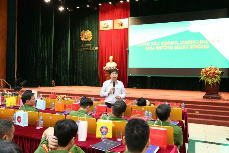 Phó Tổng giám đốc Công ty cổ phần chuyển phát nhanh EMS Trần Anh Tuấn phát biểu tại hội nghị. Phó Tổng giám đốc Công ty cổ phần chuyển phát nhanh EMS Trần Anh Tuấn phát biểu tại hội nghị.