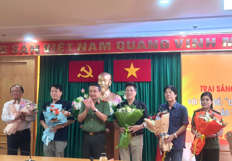 Tặng hoa các văn nghệ sĩ tham dự trại sáng tác.