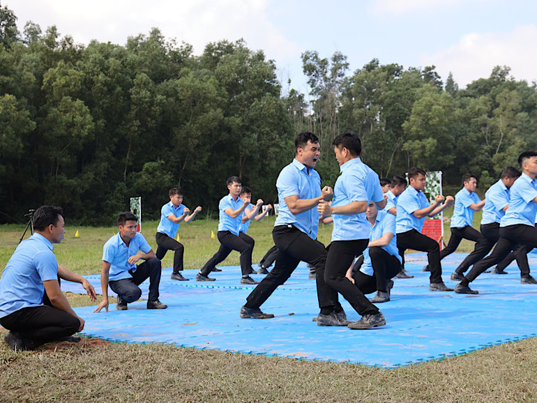 Một trong những tiêu chuẩn lựa chọn Sĩ quan bảo vệ tiếp cận là phải thành thạo các kỹ năng bắn súng, bơi, võ thuật.