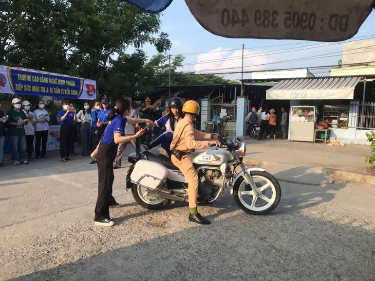 Cảnh sát giao thông Công an huyện Ninh Hải, Ninh Thuận sử dụng xe mô-tô đặc chủng chở nữ sinh về nhà lấy giấy tờ dự thi. Cảnh sát giao thông Công an huyện Ninh Hải, Ninh Thuận sử dụng xe mô-tô đặc chủng chở nữ sinh về nhà lấy giấy tờ dự thi.