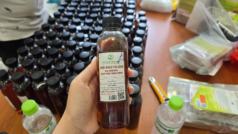 Chai rượu Kháu Vài Lèng được cơ quan chức năng thu giữ. Chai rượu Kháu Vài Lèng được cơ quan chức năng thu giữ.
