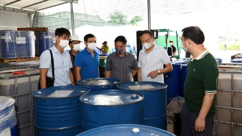 Lực lượng chức năng kiểm tra khu nhà xưởng các đối tượng trong Chuyên án 199Đ điều chế ma túy.