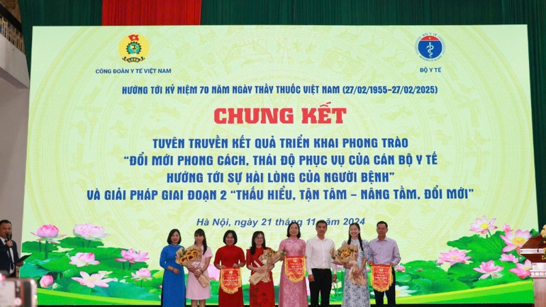 Đại diện Ban tổ chức Cuộc thi trao giải ba tặng các đơn vị.