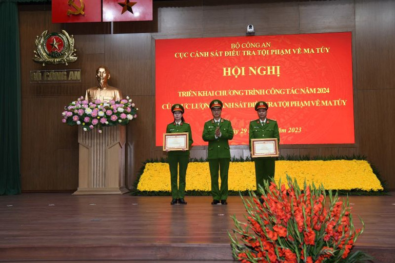 Thứ trưởng Nguyễn Duy Ngọc trao Bằng khen của Bộ Công an tặng các tập thể, cá nhân có thành tích trong công tác phòng, chống tội phạm ma túy.