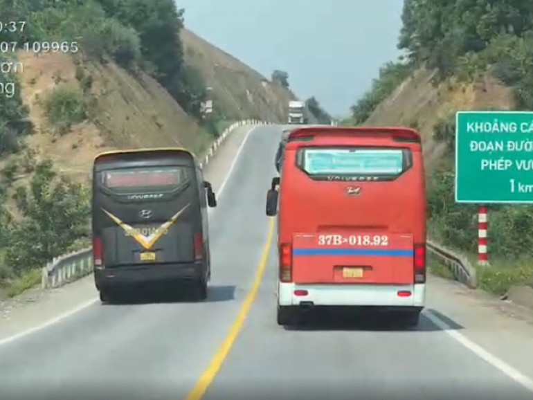 Trên tuyến cao tốc Cam Lộ-La Sơn.