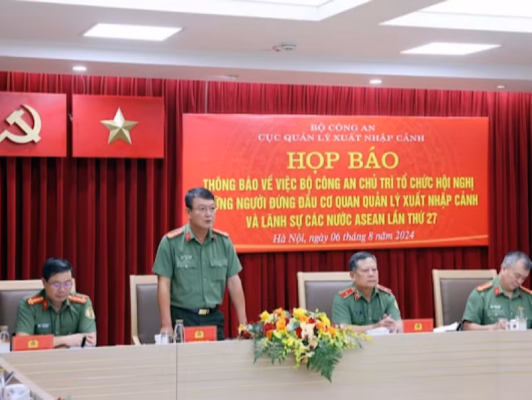 Đại tá Đặng Tuấn Việt, Phó Cục trưởng Cục Quản lý xuất nhập cảnh phát biểu tại buổi họp báo.