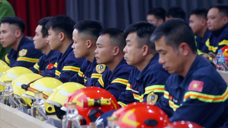 Cán bộ, chiến sĩ trong đoàn công tác.