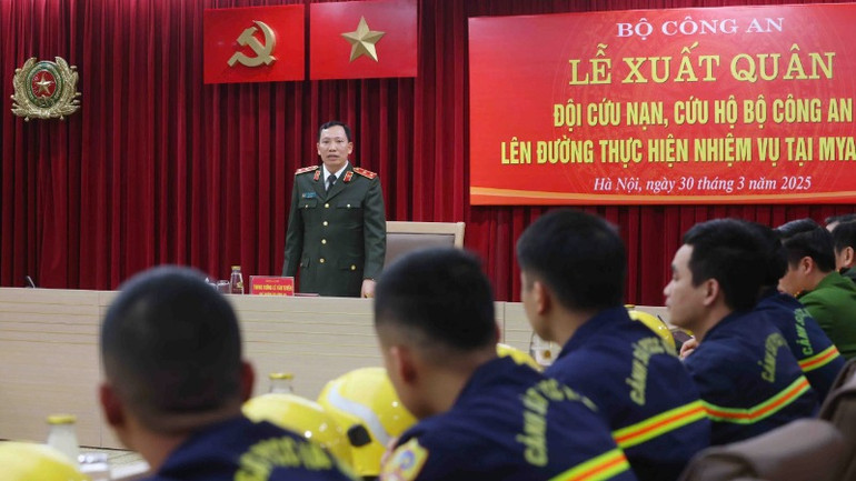 Trung tướng Lê Văn Tuyến phát biểu chỉ đạo.