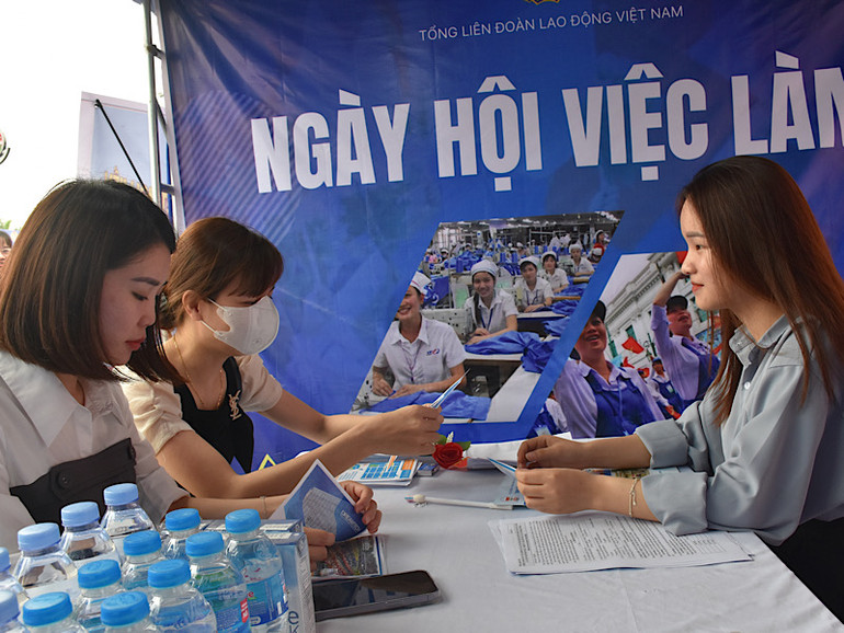 Công nhân nữ nghe tư vấn tại các gian hàng.