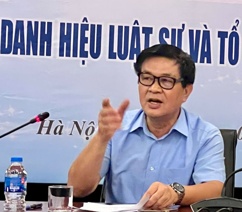 Chủ tịch Liên đoàn Luật sư Việt Nam Đỗ Ngọc Thịnh thông tin tại họp báo.