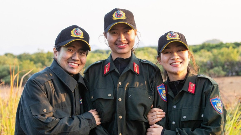 Nụ cười tươi tắn, nghỉ ngơi sau những giờ luyện tập vất vả trên thao trường của 3 cô gái: Nguyễn Thị Mơ, Ngô Thị Dung (giữa) và Triệu Thị Yến. Ảnh: PHẠM HẢI