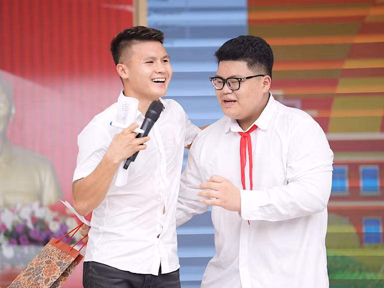 Học sinh giao lưu với cầu thủ bóng đá Quang Hải, Đội tuyển Công an Hà Nội.