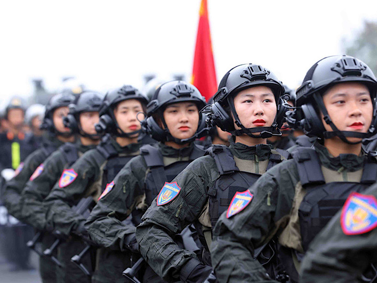 Các nữ chiến sĩ phát huy rất cao tinh thần trách nhiệm để hoàn thành nhiệm vụ được giao.