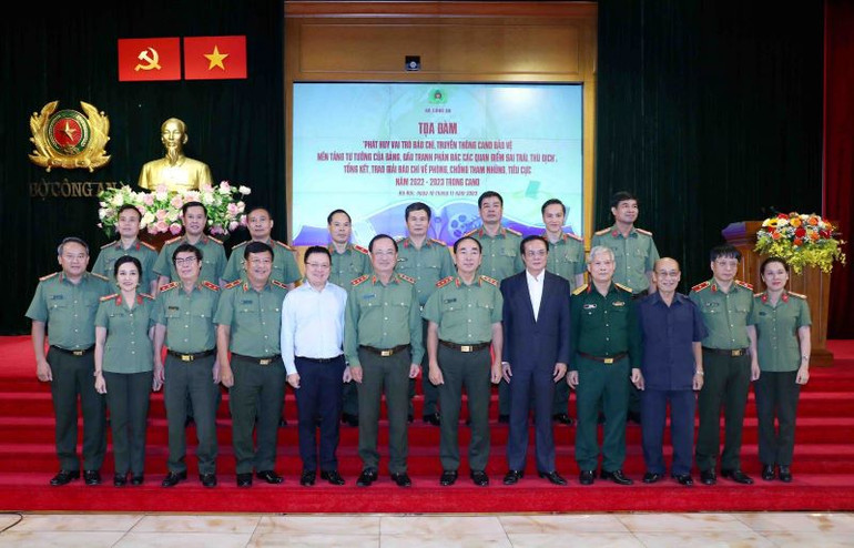 Các đại biểu dự tọa đàm.