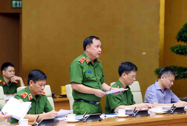 Thiếu tướng Trần Văn Thiện báo cáo tiến độ.