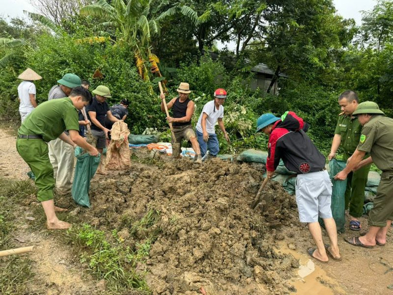 Công an thành phố Hà Nội có mặt tại các điểm xung yếu, hỗ trợ chính quyền và người dân ứng trực mưa lũ.