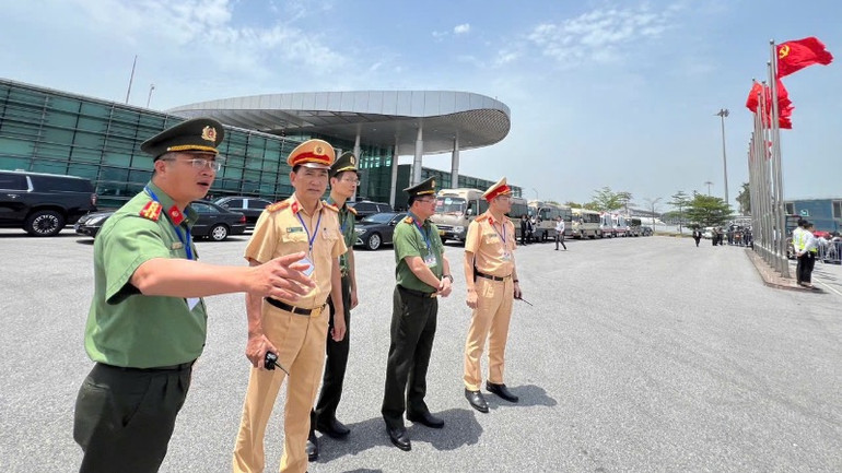 Đại tá Nguyễn Thành Long, Phó Giám đốc Công an thành phố Hà Nội đã kiểm tra công tác bảo đảm an ninh an toàn.